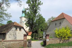 Blick von der Weißenberger Landstraße auf Kirche und Einfahrt zum Pfarramt
